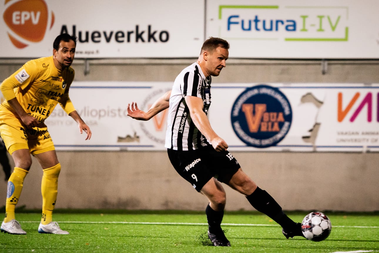 Riku Jääskä (oik.) oli lauantaina ensimmäisen kerran VPS:n avauksessa liigapelissä ja teki myös liigauransa avausmaalin.