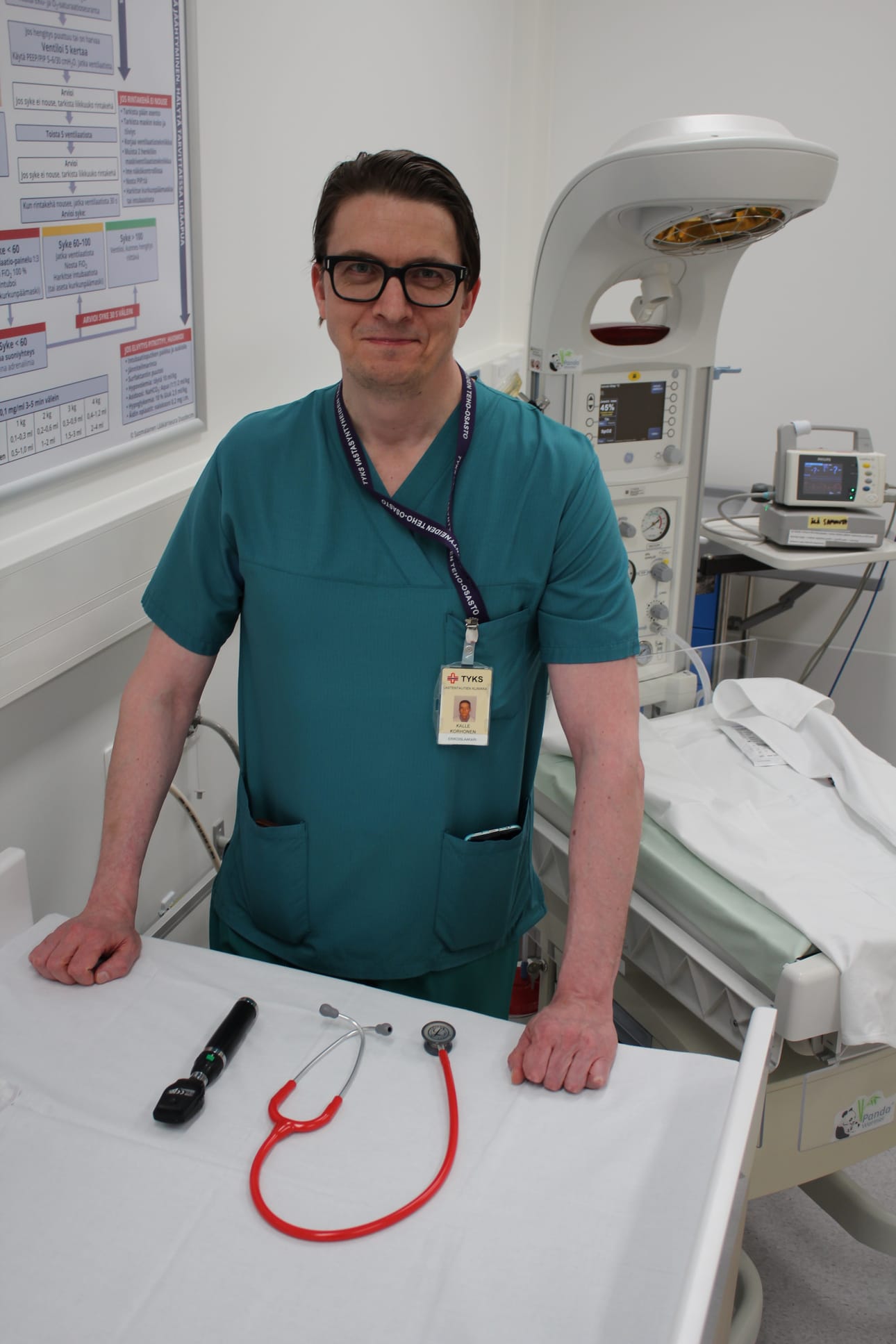Kalle Korhonen on lastenlääkäri, neonatologi ja Turun yliopistollisen sairaalan perheiden ja vastasyntyneiden osaston sekä synnytysosaston vastuulääkäri. Hän kertoo, että 10–15 prosenttia vastasyntyneistä tarvitsee hoitoa vastasyntyneiden teho-osastolla. Kuva: Korhosen albumi