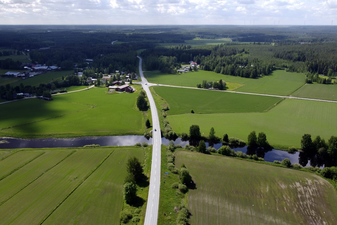 Peräseinäjoelta Kauhajoelle vievä Tokerotie kulkee Jalasjärven Jokipiin kauniin jokimaiseman kautta.