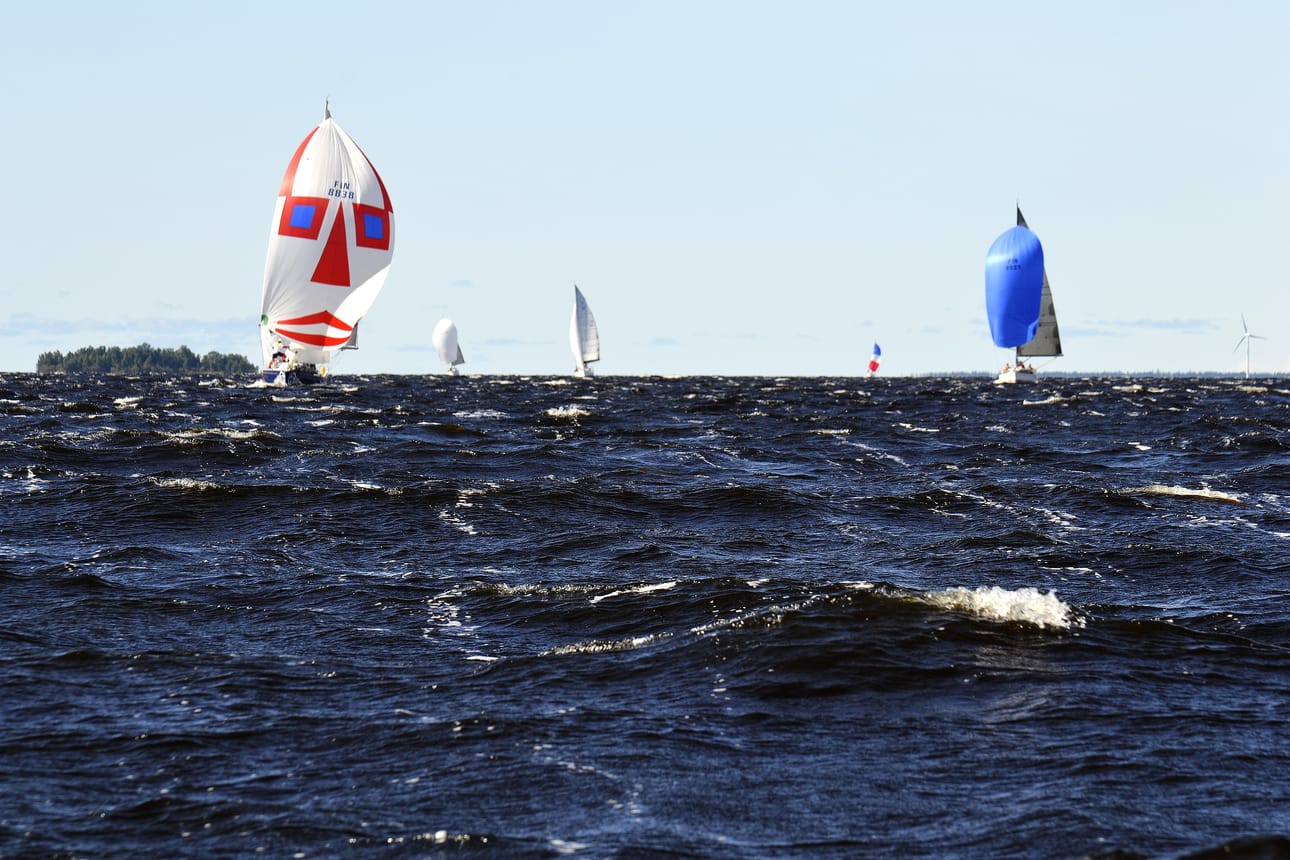 Purjehtijat kisaavat Oulun edustalla Oulu Ocean Racessa kesäkuussa.