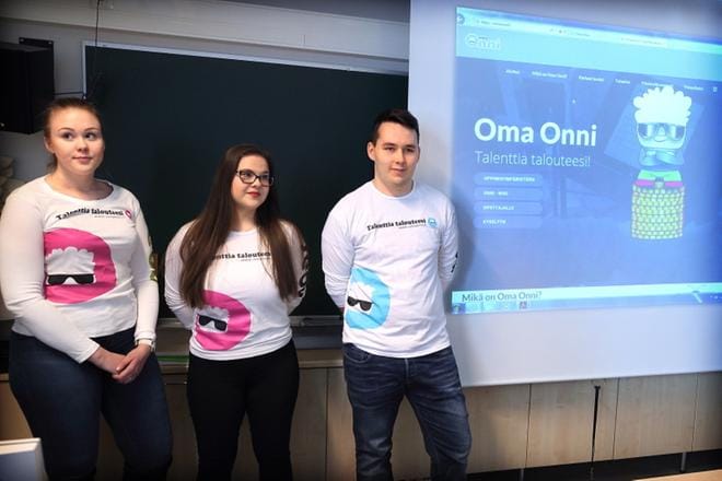 Sedun opiskelijat Janina Ylinen (vas.), Soile Honkola ja Matias Haapaniemi ovat mukana tekemässä Sedussa kehitetyn Oma Onni -oppimisympäristön sisältöjä. Datanomiopiskelija Haapaniemen mukaan projektissa on päässyt katsomaan, miten pitkälle omat taidot riittävät. – Nettisivut ovat meidän ylläpitämämme. Teemme pelejä, luomme grafiikkaa ja niin edelleen, Haapaniemi kertoo. KUVA: JOUKO HÄNNINEN