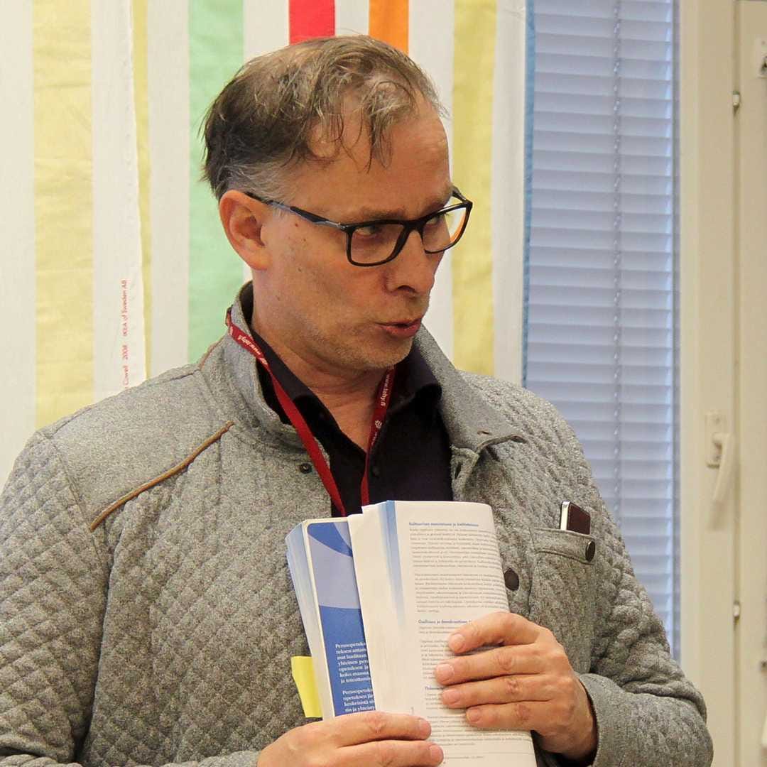 Rehtori Risto Klasila kertoo, että kouluissa on valmistauduttu siihen, miten sankarivainajien haudalla käyttäydytään.