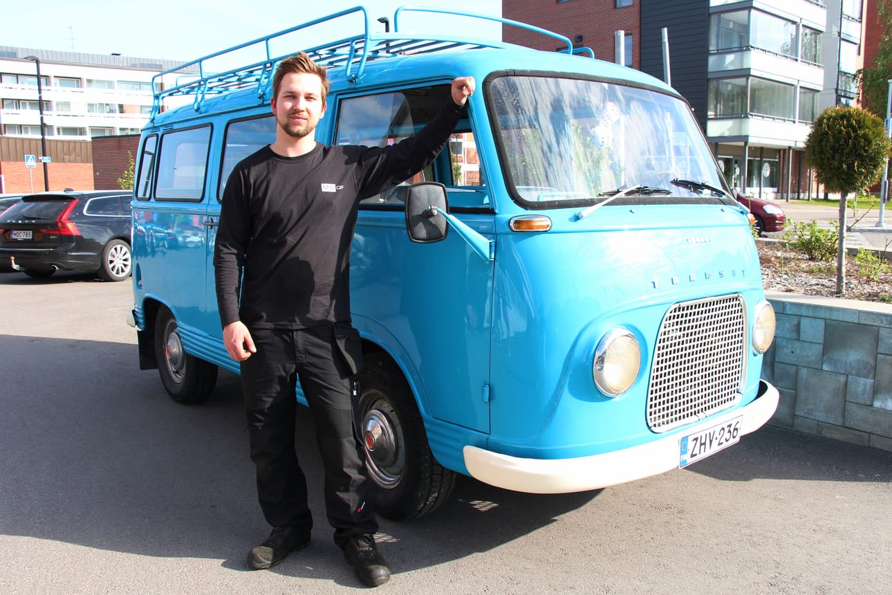 -Ford kulkee kyllä kahdeksaakymppiä, varmaan satastakin, mutta ei tällä kaahailla, vaan autolla on mukava ajella sunnuntai- ja fiilistelyajeluja, Tommi Siipilehto sanoo.