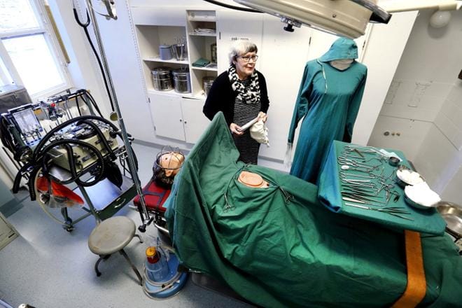 Tältä näytti leikkaussalissa ennen. Kuvan potilaalla on kasvoillaan kehikko eetterinukutusta varten. – Kehikon päälle tuli vanu, johon eetteriä tiputettiin, Saara Ijäs kertoo. KUVAT: JOUKO HÄNNINEN