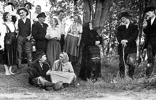 Viisas neitsyt vuosimallia 1952. Toimintakatkoksen jälkeen ensimmäinen kesäteatterituotanto oli Maiju LassilanViisas neitsyt, jonka ohjasi Matti Horneman.