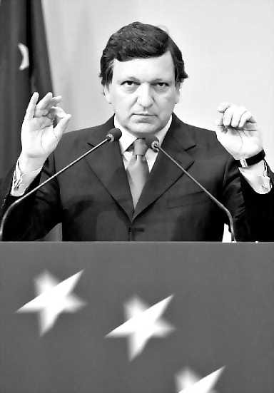 José Manuel Barroso yrittää puhaltaa henkeä EU:hun.