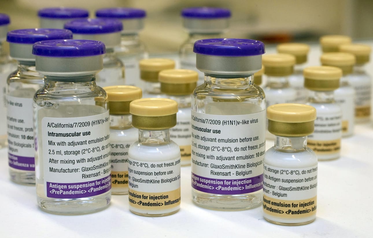 Sikainfluenssarokote tehtiin yhdistämällä kahden pienen pullon sisältö.