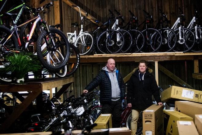 Mika Laakson ja Tommi Ranta-ahon varastossa odottelee jo kevään uutuuspyöriä. Helkama Velox valitsi kaksikon luotsaaman Lakeus Sportin vuoden kauppiaaksi. KUVA: JAAKKO ELENIUS