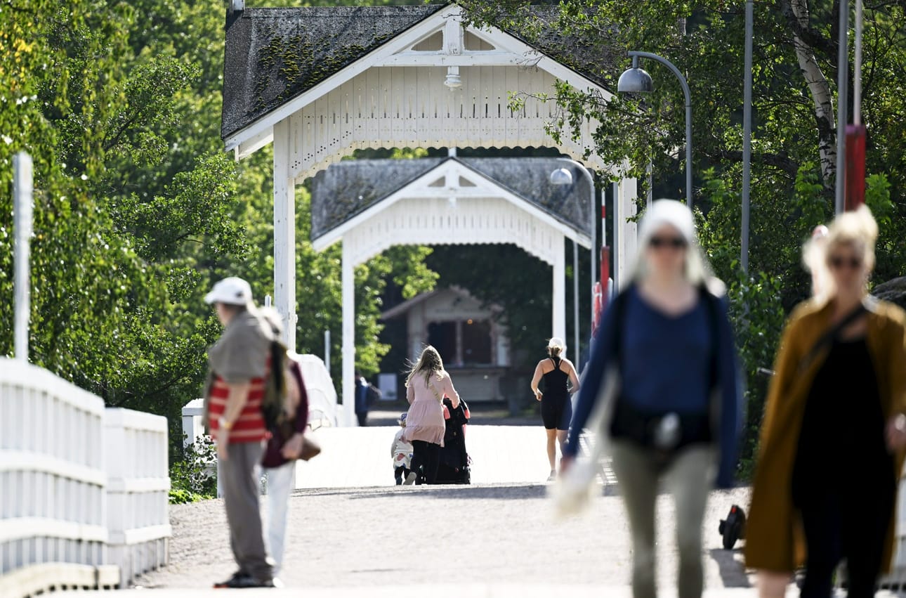 Lämpimistä säistä saataneen nauttia viikonlopun yli. Ensi viikon puolenvälin tienoilla lämpötilat pudottaa pohjoisesta saapuva huomattavasti kylmempi ilmamassa. LEHTIKUVA / Vesa Moilanen