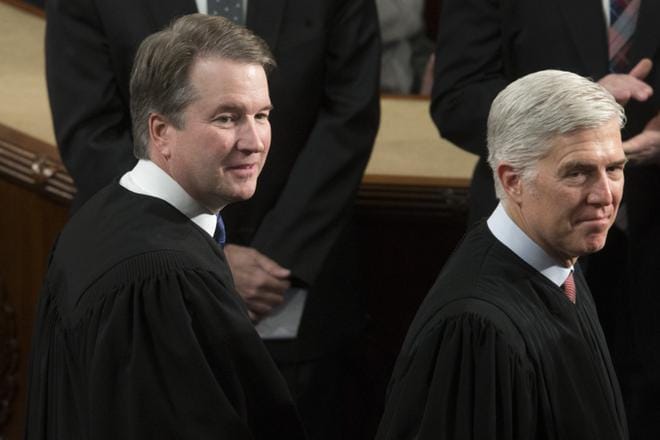 Yhdysvalloissa korkeimman oikeuden tuomareiksi on viimeksi nimitetty Brett Kavanaugh (vas.) ja Neil Gorsuch. He olivat enemmistössä sitä mieltä, että perustuslaki ei takaa "kivutonta kuolemaa" kuolemanrangaistukseen tuomitulle. KUVA: MICHAEL REYNOLDS/EPA