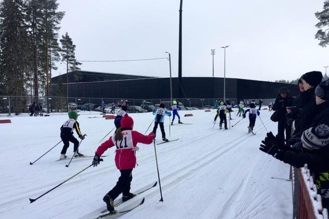 Nuorisoviesti hiihdettiin heti aamusta sunnuntaina. Kuva: Krista Luoma
