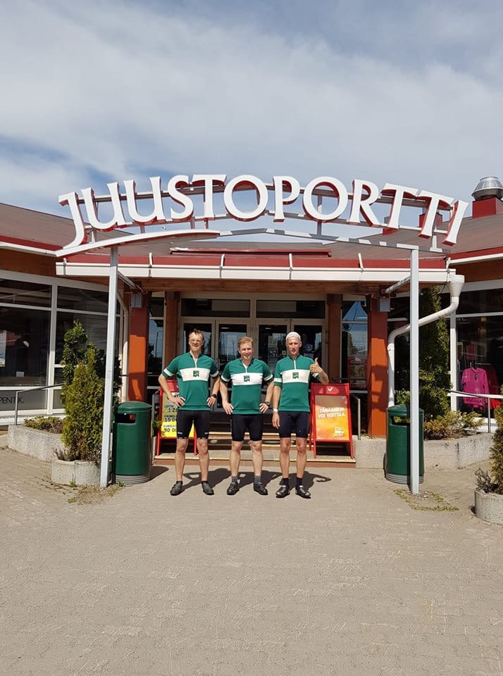 Pyöräilijät pysähtyivät sunnuntaina Juustoportti Mäntsälässä ja jatkoivat Asikkalaan.