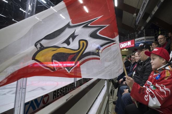 Jesse Karhu nostaa suosikkipelaajakseen Sportin liigajoukkueesta maalivahti Mika Järvisen. Kaksitoistavuotias seuraa yhdessä isä-Heikin ja äiti-Päivin kanssa lähes kaikki punavalkoisten kotiottelut vakiopaikalta aivan kaukalon laidalta. KUVAT: MINNA ANTILA