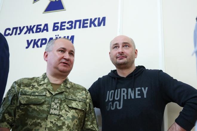 Ukrainan turvallisuuspalvelu SBU:n johtaja Vasili Gritsak ja Putinia kritisoinut toimittaja Arkadi Babtshenko esiintyivät rinta rinnan tilaisuudessa, jossa he kertoivat valemurhaoperaatiosta. KUVA: SERGEY NUZHNENKO/EPA