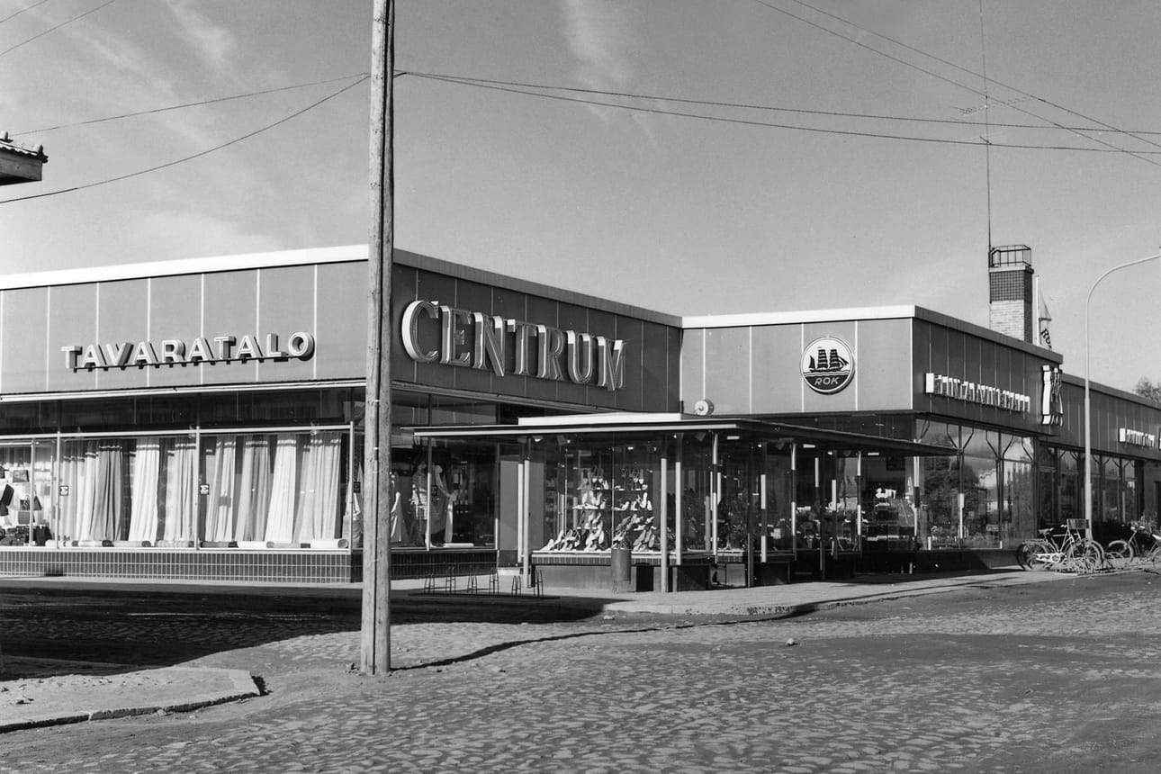 Centrum, tuo uuden ajan airut, valmistui vuonna 1962. Liike muuttui myöhemmin tavaratalo Tennaksi. Kiinteistössä toimi myös ikimuistoinen Kumpele-ravintola sekä 1980-luvulla pizzeria Casa Mia ja muun muassa opiskelijoiden suosima ravintola Daily Mail.