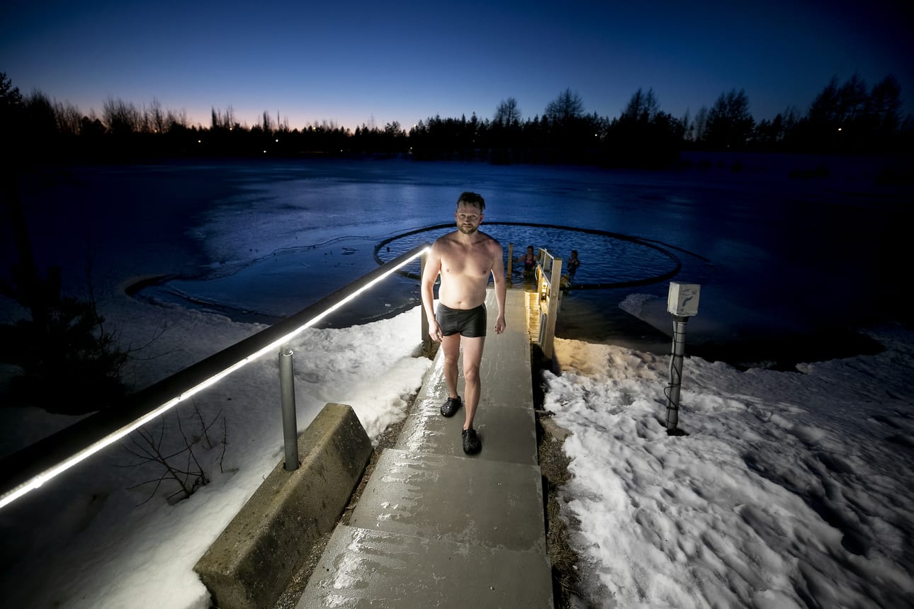 Aki Ruotsalan perheelle pulahdus Tanelinlammen avantoon saunan kautta on ollut korona-ajan henkireikä. Nyt siihen on tulossa ainakin kahden viikon katkos.
