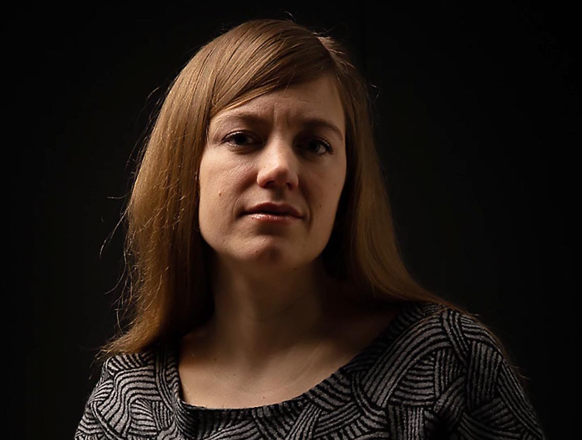 Anna Elina Isoaron herkät runosäkeet tuovat lohtua ja kuvastavat surua arjen pienissäkin yksityiskohdissa.
