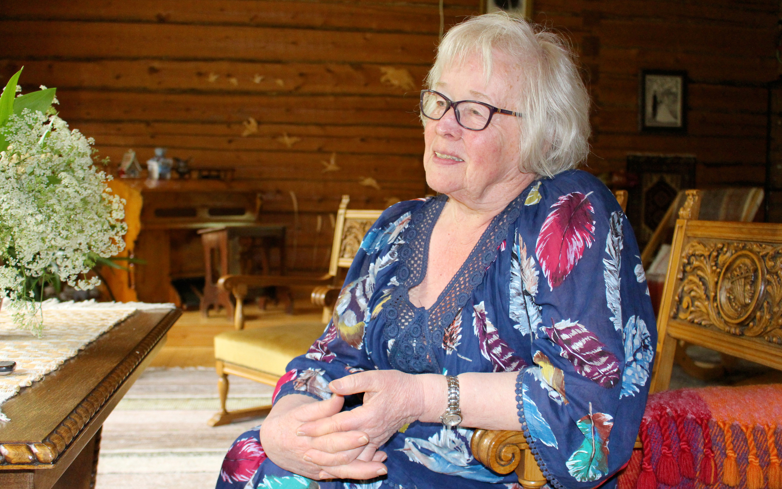 Kärsämänkylän vanha koulu on ollut vuodesta 1995 Maija-Liisa Kajulan koti.Väliovet ovat alkuperäiset. Seinällä olevan peilinraami on naapurista puretun vanhan talon purkujätteistä. Puunaulat ovat paikallaan. Lastensänky on Maija-Liisan isän tekemä.