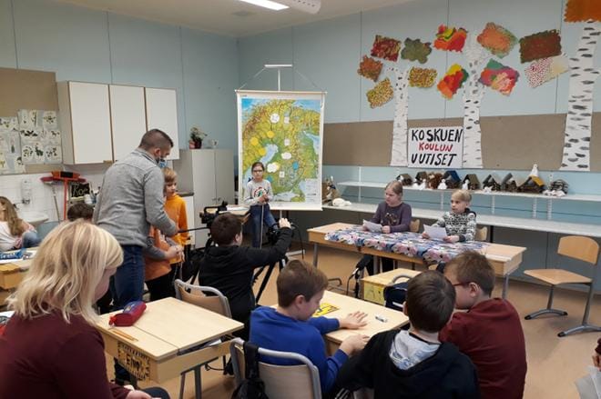 Luokkaan lavastettiin uutisstudio, johon uutisankkurit pääsivät lukemaan uutisia. KUVA: HANNA HIETIKKO
