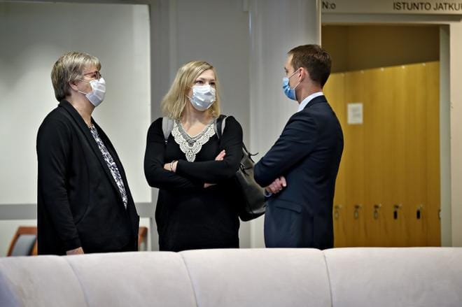 Kuntaa oikeudessa edustavat hallintojohtaja Hannele Hannula, kunnanjohtaja Johanna Rannanjärvi ja varatuomari Antti Koskinen. Arkistokuva: Tomi Kosonen