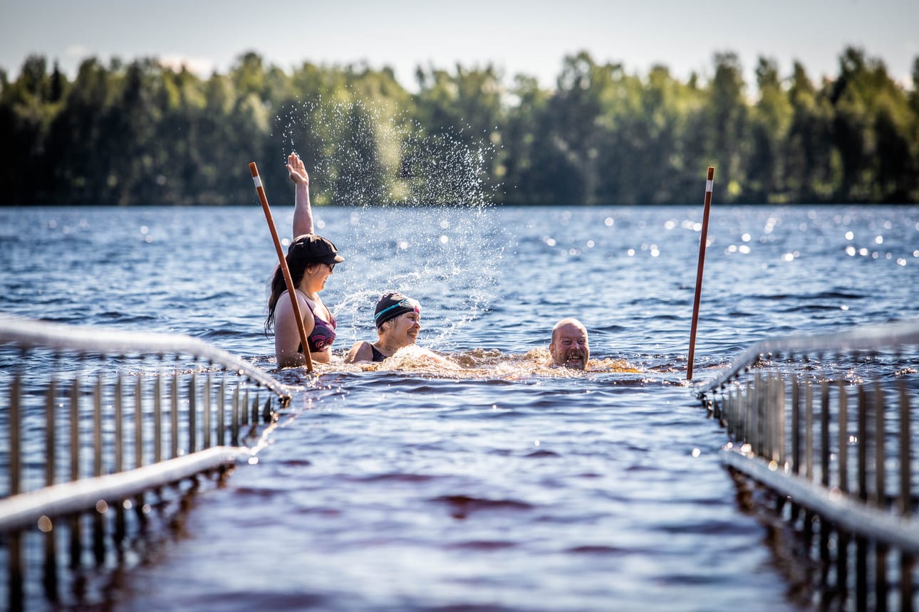 Avustaja Elina Ikävalko, Päivi Ojanperä ja Petri Siekkinen tulivat testaamaan Alakorkalon esteetöntä uimarantaa liikuntavammaisille Rovaniemellä.
