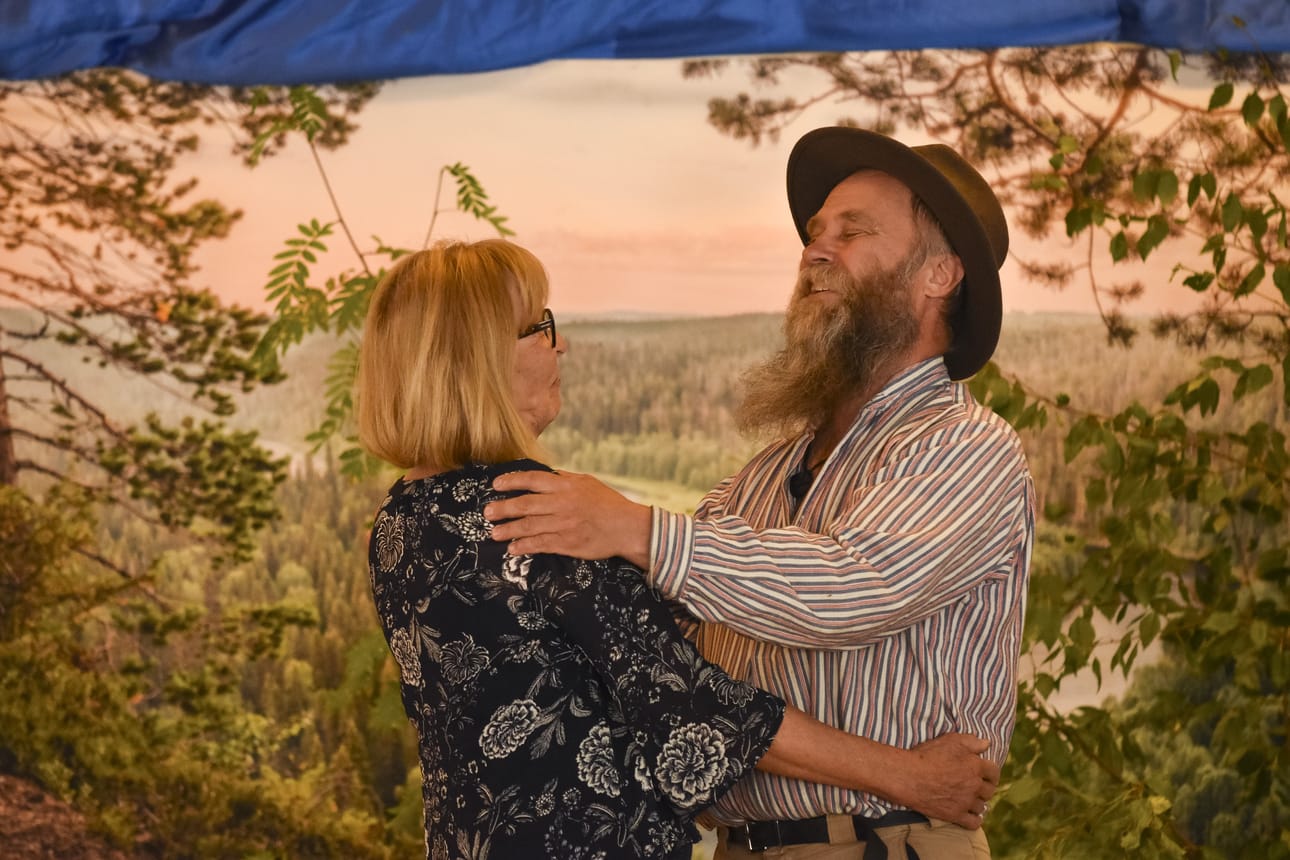 Jaako Viitala hieroo näytelmän lopussa sovintoa vaimonsa kanssa ja he päätyvät lopulta Käylän kylälle asumaan.