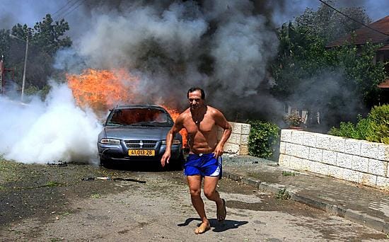Israelilaismies pakenee raketin iskua Kirjat Shmonan kaupungissa.