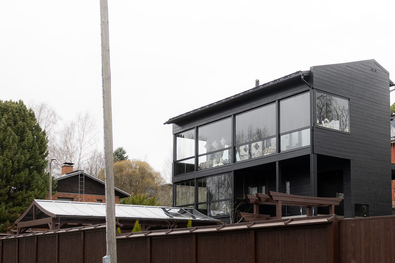 Tulokärjen koti on ympäröity aidalla.