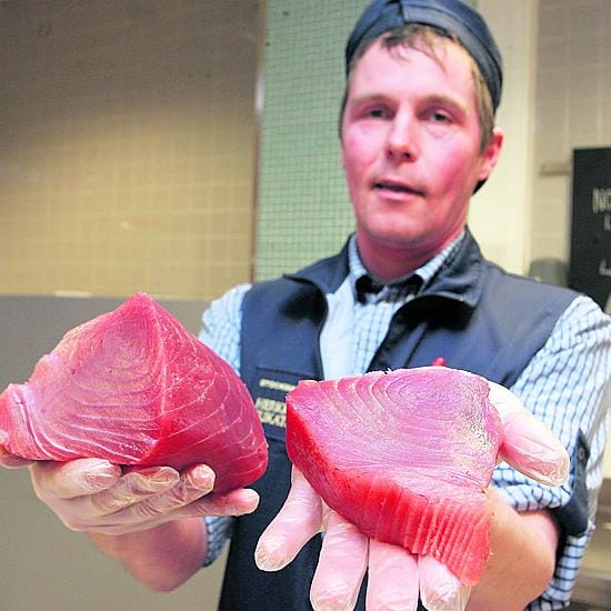 Oulun Stockmannin Herkun kalamestari Juha Hannuniemi.