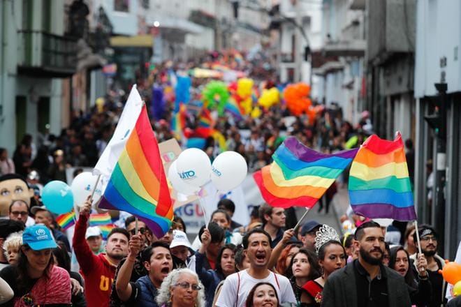 Ecuador on yksi harvoista maista, joissa niin kutsutut eheytyshoidot homoseksuaaleille on kielletty maanlaajuisesti. Pääkaupungissa Quitossa järjestettiin Pride-kulkue lauantaina. KUVA: JOSE JACOME/EPA