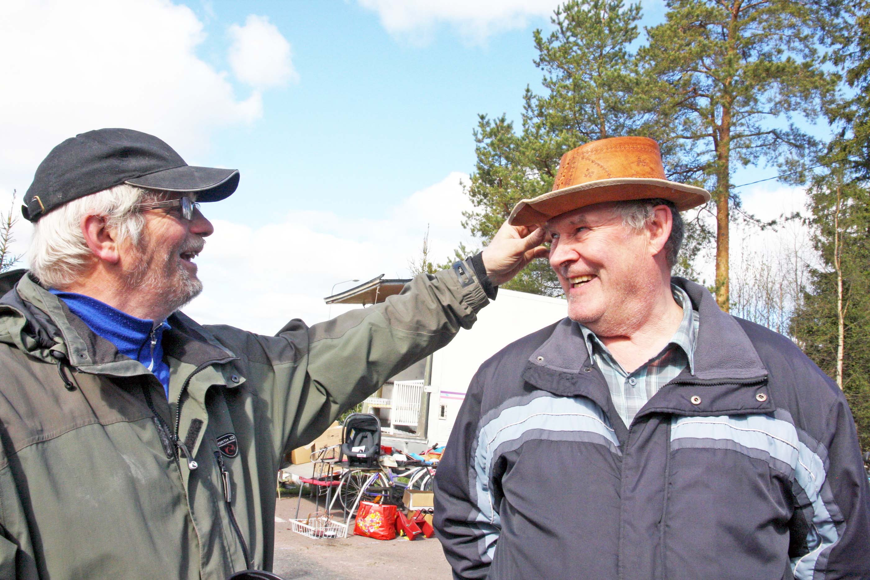 Temmesläinen Matti Hjelt ihaili oman kylän miehen Kalevi Hongan hienoa, Irwin Goodman -nahkahattua.
