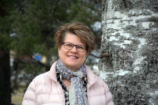 Ulla Mursula asuu nykyään Seinäjoella, mutta käy tapaamassa äitiään Alavudella viikoittain. KUVA: KAROLIINA SYRJÄ