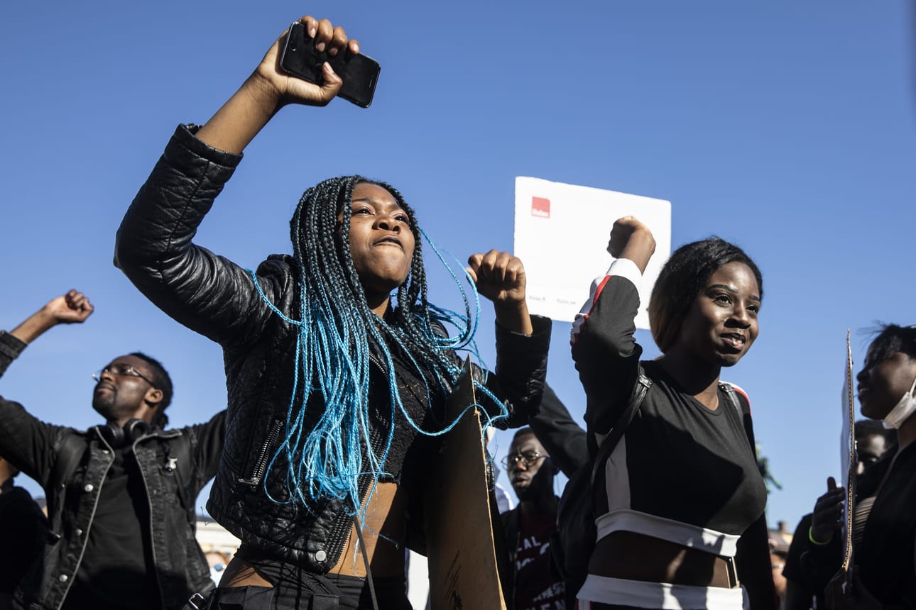 Selvityksen mukaan syrjintä vaikuttaa afrikkalaistaustaisten elämään Suomessa kaikilla yhteiskunnan alueilla. Kuva Black Lives Matter -mielenosoituksesta Senaatintorilla Helsingissä. Kuvituskuva.