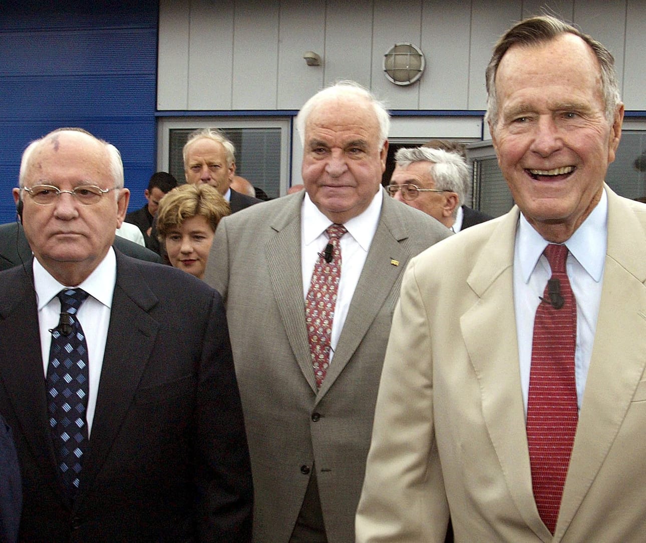 Saksan entinen liittokansleri Helmut Kohl (keskellä) on kuollut 87 vuoden iässä. Arkistokuvassa Kohl Neuvostoliiton entisen presidentin, Mihail Gorbatšovin (vas.) ja Yhdysvaltojen entisen presidentin, George Bushin kanssa kesäkuussa 2005.