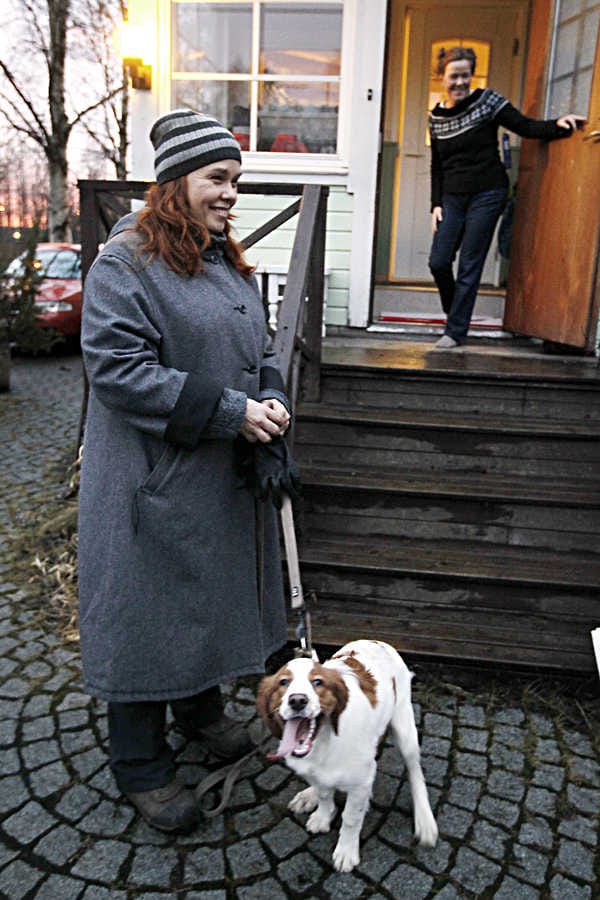 Meillä oli jalkapallo-otteluita Taka-Nokela vastaan Etu-Nokela. Viimeksi, kun pelattiin kaksi kesää sitten, tuli tasapeli, kertoo toisen polven nokelalainen Tarja Eteläinen, joka on iltalenkillä Saara Saarisen pihalla Aku-koiran kanssa.