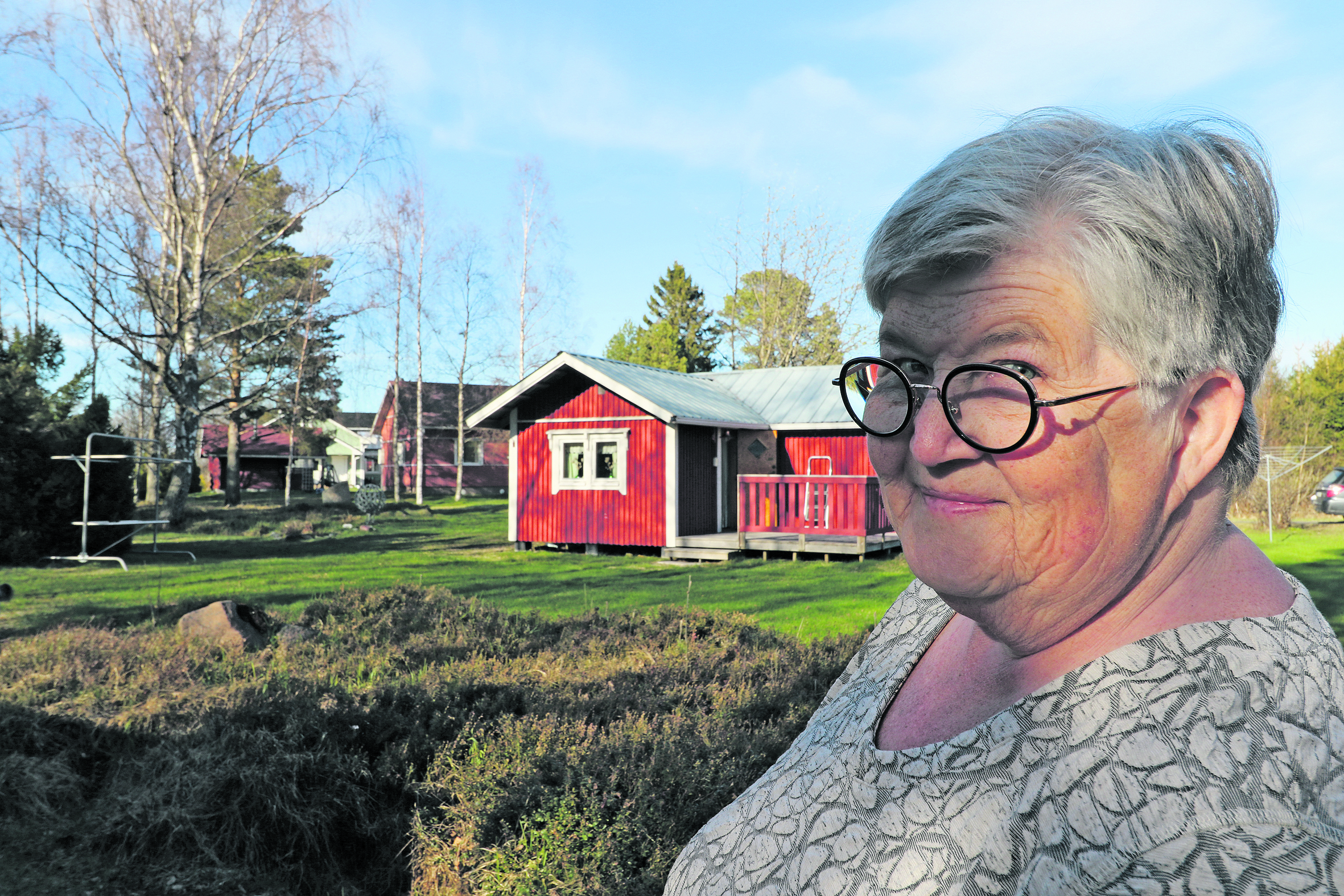 Eila Korkalan edesmennyt puoliso Arvo nikkaroi mökin saunalle tikan näköisen kolkuttimen.