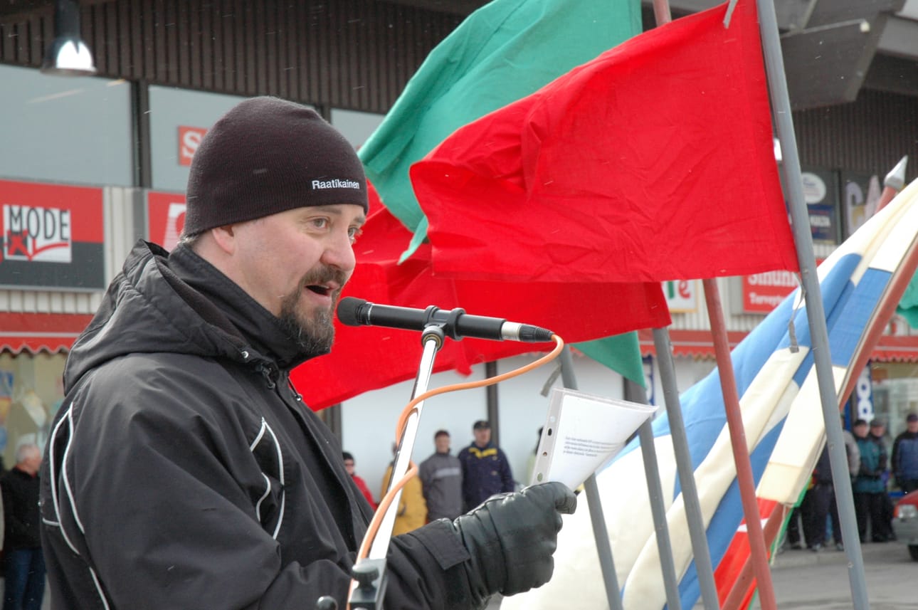 Tuttu näky. Vasemmiston Tarmo Raatikainen puhumassa Kuusamon torilla. Kuva vuodelta 2007, jolloin sää oli kolea.