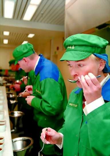 Kuluttajaa ajatellen . Marja Touri pitää huolen kahvisekoituksista eli siitä, että ne maistuvat aina kuluttajan suussa sellaisilta kuin pitää.
