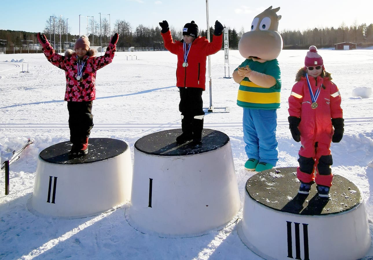 Hippo-kisoissa palkittiin kunkin sarjan kolme parasta hiihtäjää mitaleilla.