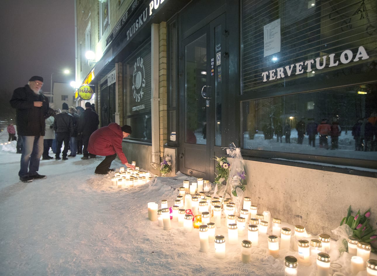 Tuisku Pubin edustalle tuotiin kynttilöitä surmattujen muistolle.