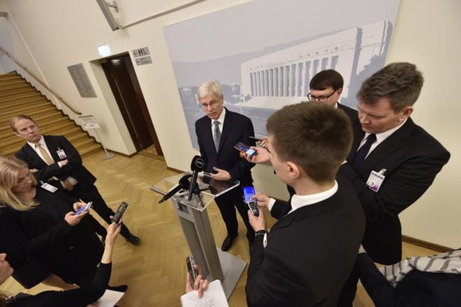 Bengt Holmström vastaili toimittajien kysymyksiin eduskunnassa puheensa jälkeen. Kuva: Kimmo Penttinen