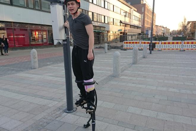 Sampo Joenvuori hurahti jumping stiltseillä liikkumiseen muutama vuosi sitten. KUVAT: HEIKKI PELTOKANGAS