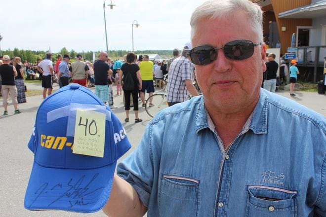 Juha Alikoivisto hankki Alavudelta hyväntekeväisyyshuutokaupasta Jari-Matti Latvalan lippalakin, jossa on tämän nimikirjoitus. KUVA: REIJO HEIKKILÄ