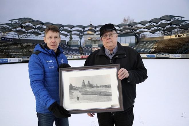 Rankilan saarista yhdistettiin talkootyöllä 1930-luvulla urheilukenttä aivan Vimpelin kunnan keskustaan. Se vaati 600 miestyöpäivää ja 400 hevostyöpäivää vimpeliläistä talkootyötä. Vimpelin Vedon toiminnanjohtaja Jukka–Pekka Kujala (vas.) ja Vedon ja kunnan luottamustehtäviä pitkään hoitanut Matti Lehto antavat suuren arvon Saarikentän saamalle kulttuurikilvelle. KUVA: JOHANNA KATAJA
