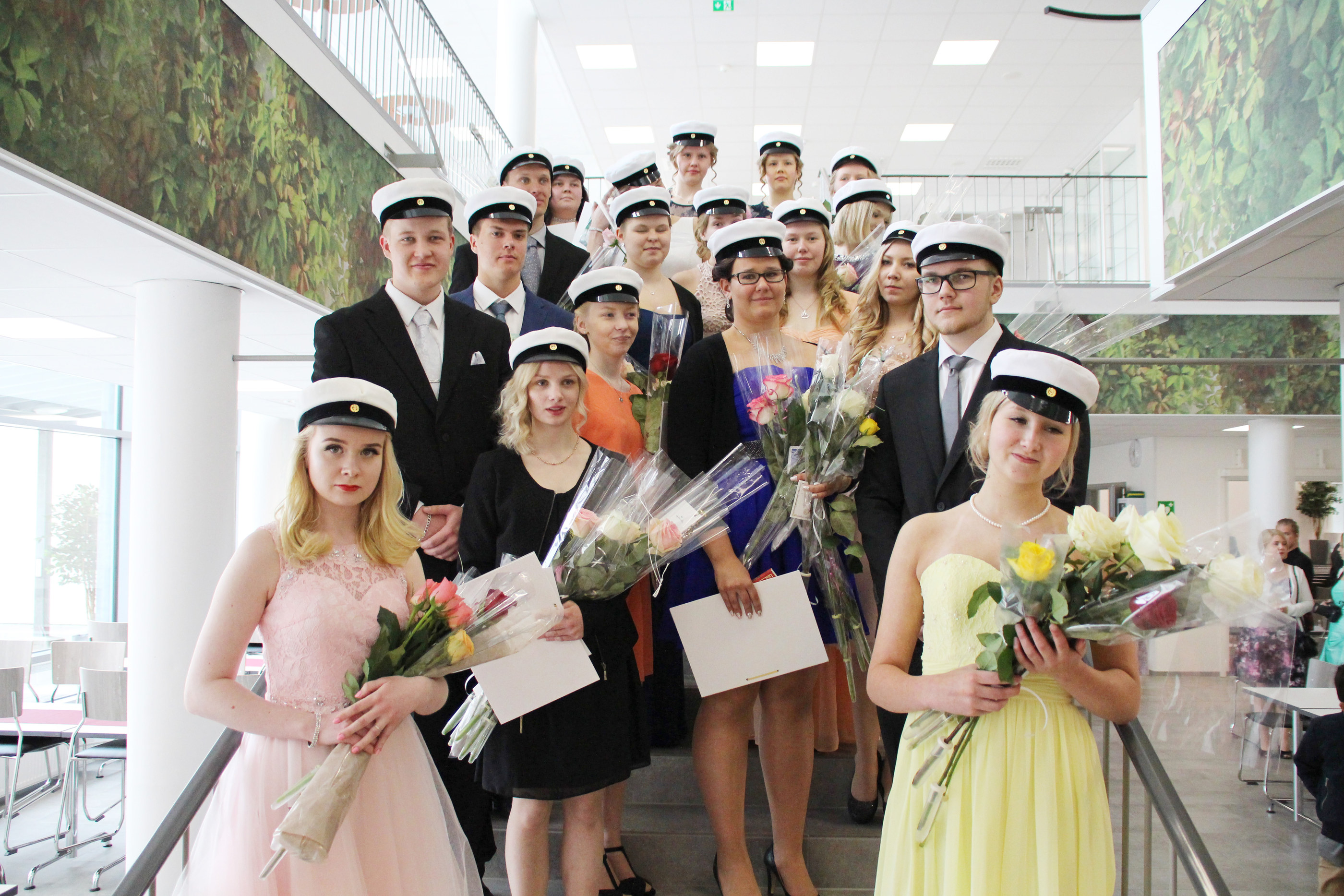 Siikajoen lukion uudet ylioppilaat. Ala-aho Joel, Ala-aho Niina, Eskola Ruusa, Heilala Jere, Kangastalo Katri, Kiviniitty Annielina, Kukkonen Anniina, Kulha Paula, Kurtti Markus, Kurtti Titta, Lampela Säde, Lampi Annika, Lehto Iida, Mehtälä Annagreta, Mehtätalo Meri,  Mehtätalo Sara, Mällinen Essi, Rautio Anna, Storlöpare Jerina, Virranniemi Iivo ja Yrjänä Hilja. Nimet ja kasvot eivät ole samassa järjestyksessä.