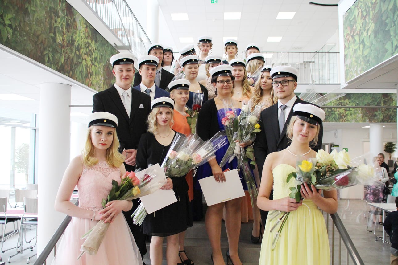 Siikajoen lukion uudet ylioppilaat. Ala-aho Joel, Ala-aho Niina, Eskola Ruusa, Heilala Jere, Kangastalo Katri, Kiviniitty Annielina, Kukkonen Anniina, Kulha Paula, Kurtti Markus, Kurtti Titta, Lampela Säde, Lampi Annika, Lehto Iida, Mehtälä Annagreta, Mehtätalo Meri, Mehtätalo Sara, Mällinen Essi, Rautio Anna, Storlöpare Jerina, Virranniemi Iivo ja Yrjänä Hilja. Nimet ja kasvot eivät ole samassa järjestyksessä.