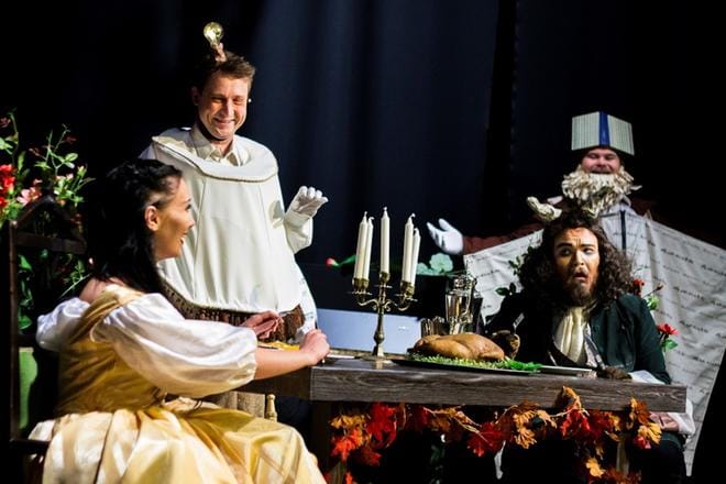 Teatteri Lapua ilmoitti ottavansa koronapassin käyttöön. Kuvassa vuonna 2019 lapualaiasteatterissa esitetty Kaunotar ja hirviö. Mukana näyttelijät Kamilla Suvanto, Samuli Rantanen, Jussi Muilu ja Samuli Koskela.