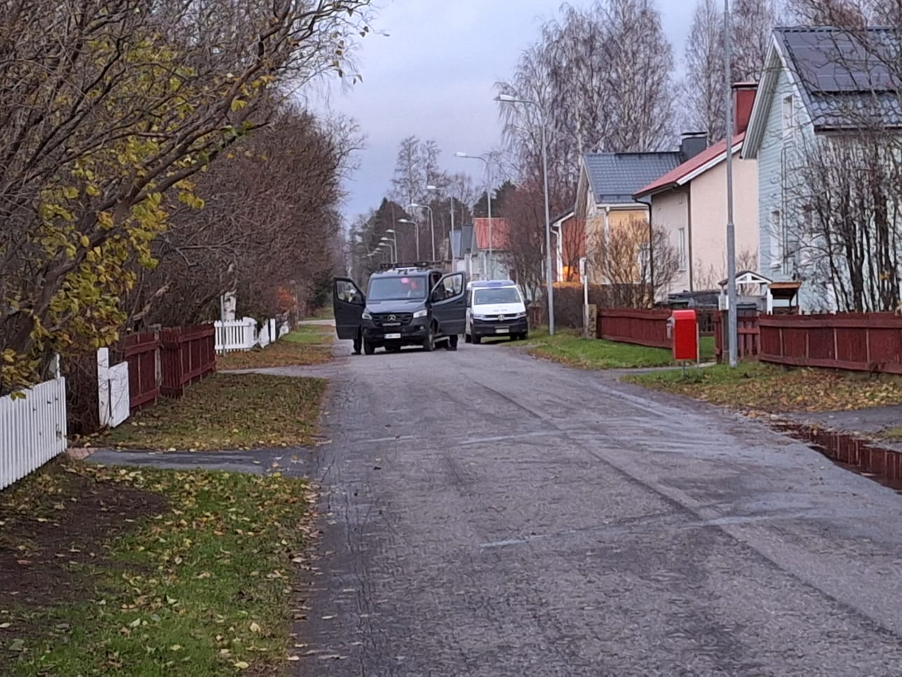 Lukija kuvasi poliisiautoja Oulun Karjasillalla Karjaportintiellä neljän jälkeen maanantai-iltapäivällä.