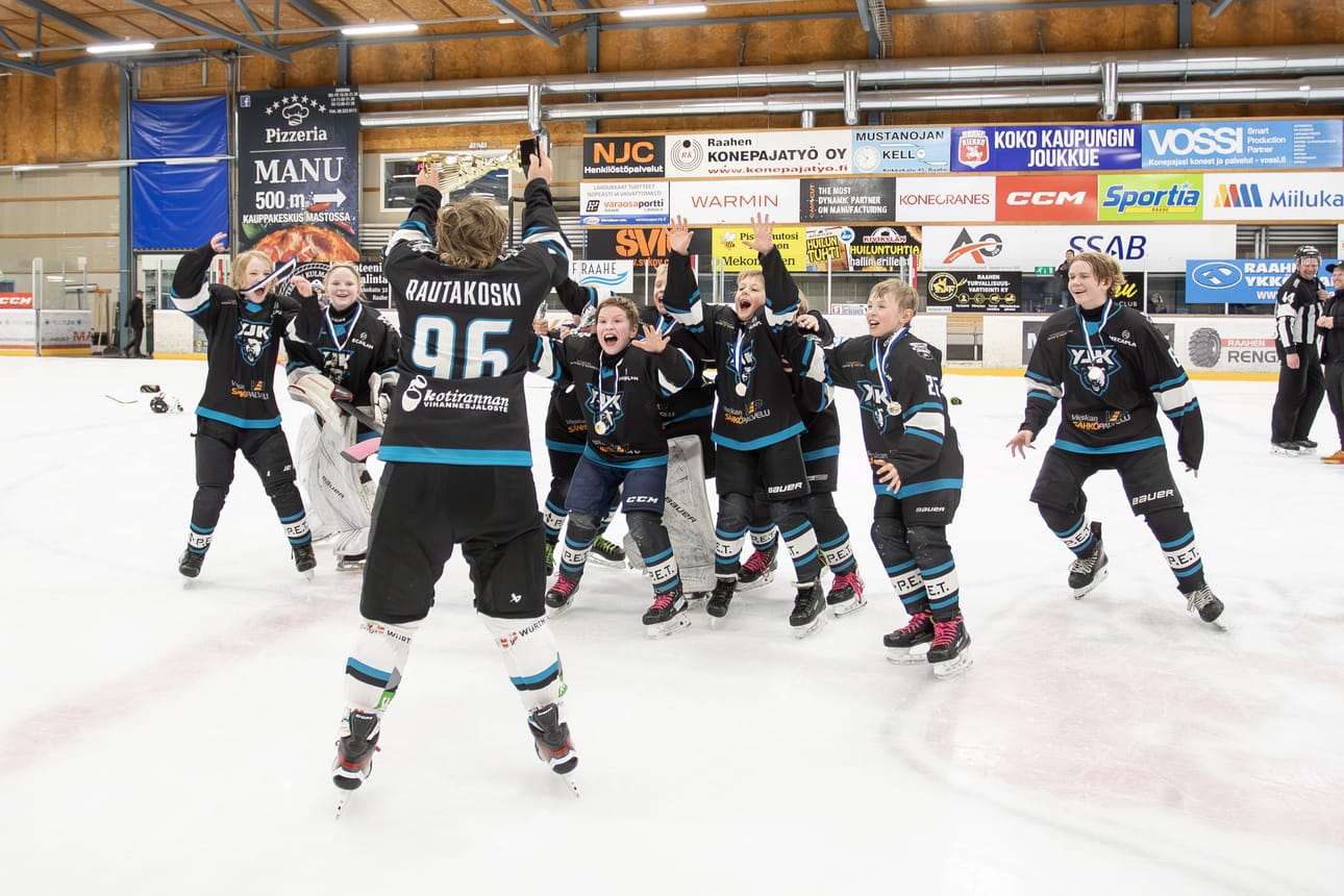 Ylivieskan YJK voitti vuoden 2026 RS-turnauksen vakuuttavan esityksen jälkeen. Kapteeni Hans Rautakoski nostaa kannua joukkueensa kanssa.