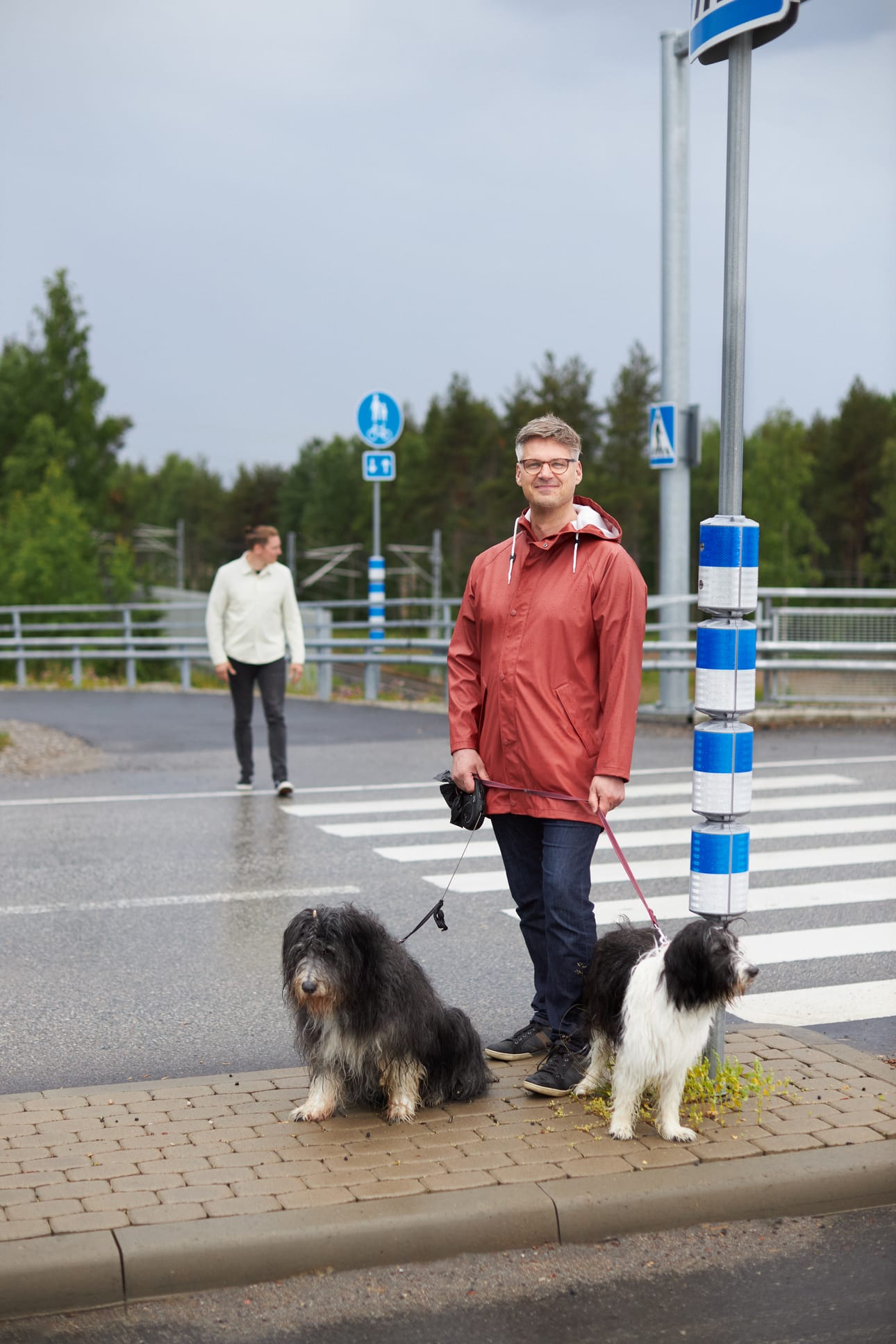 LähiTapiola lahjoitti Välkky-suojatievaroittimia vaarallisiksi havaituille suojateille.